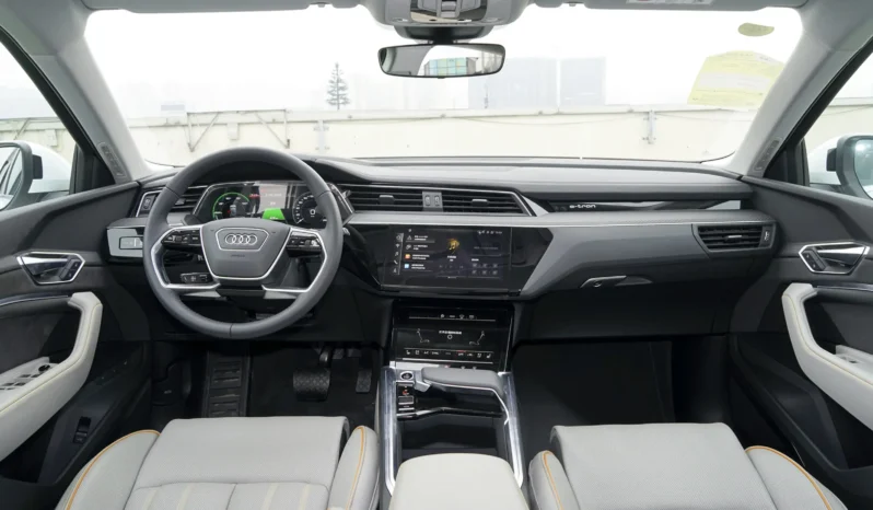 
								Audi e-tron full									